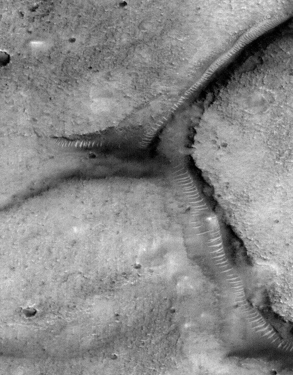 The MGS "glass worm" in MOC frame M04-00291 (NASA/JPL/MSSS).