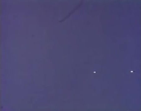 Frame from Nick Mariana's 16 mm colour film of 15 August 1950, Great Falls, Montana: the two bright objects, moments after the water-tower shots (as reproduced in the 1956 documentary Unidentified Flying Objects: The True Story of Flying Saucers).