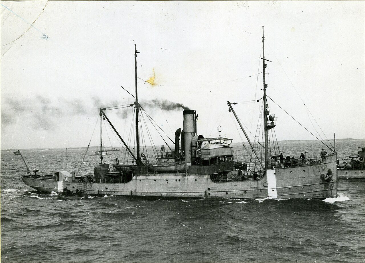 Context: the Swedish Navy salvage ship HMS Belos (built 1885) in Kalvsund, Bohuslän, April 1943 - the ship that dived in Våmfjärden on the Supreme Commander's 'special order', Aug-Oct 1948. Not a photo of the search.