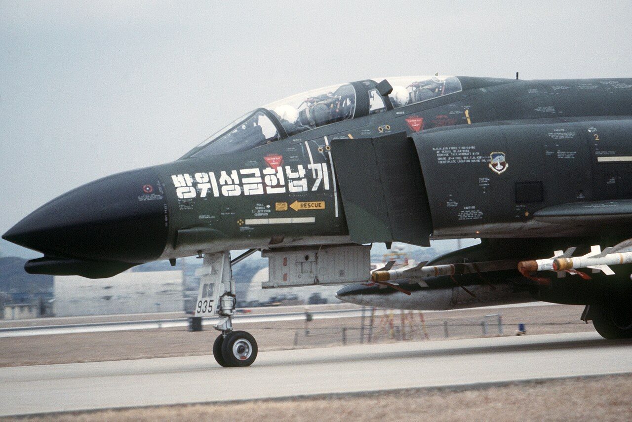 Context, not the event: a Republic of Korea Air Force F-4D Phantom II (64-0935) armed with Sidewinders taxis at Taegu (Daegu) Air Base, 30 January 1979, about a year before the 31 March 1980 encounter. The two-ship that night flew F-4s out of the Daegu area.