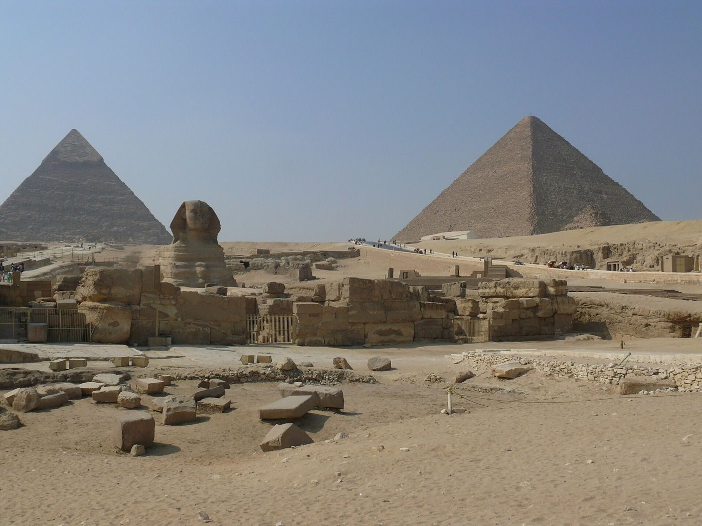 The ruined Sphinx Temple in front of the Great Sphinx at Giza, with the pyramids of Khafre (left) and Khufu behind (2009).