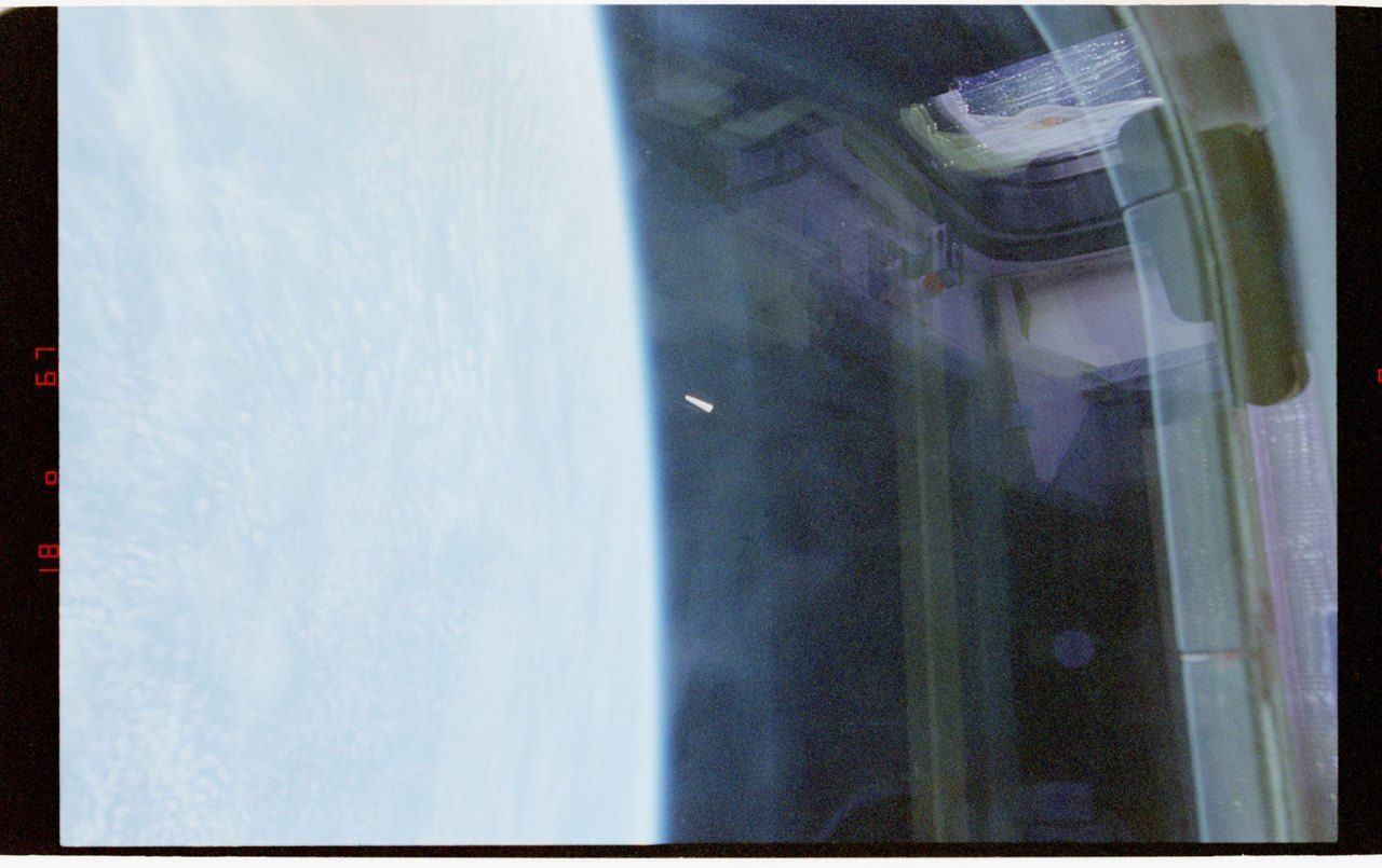 NASA-UAP-D030: STS-80 unidentified object, image 1 of 3 (1996)