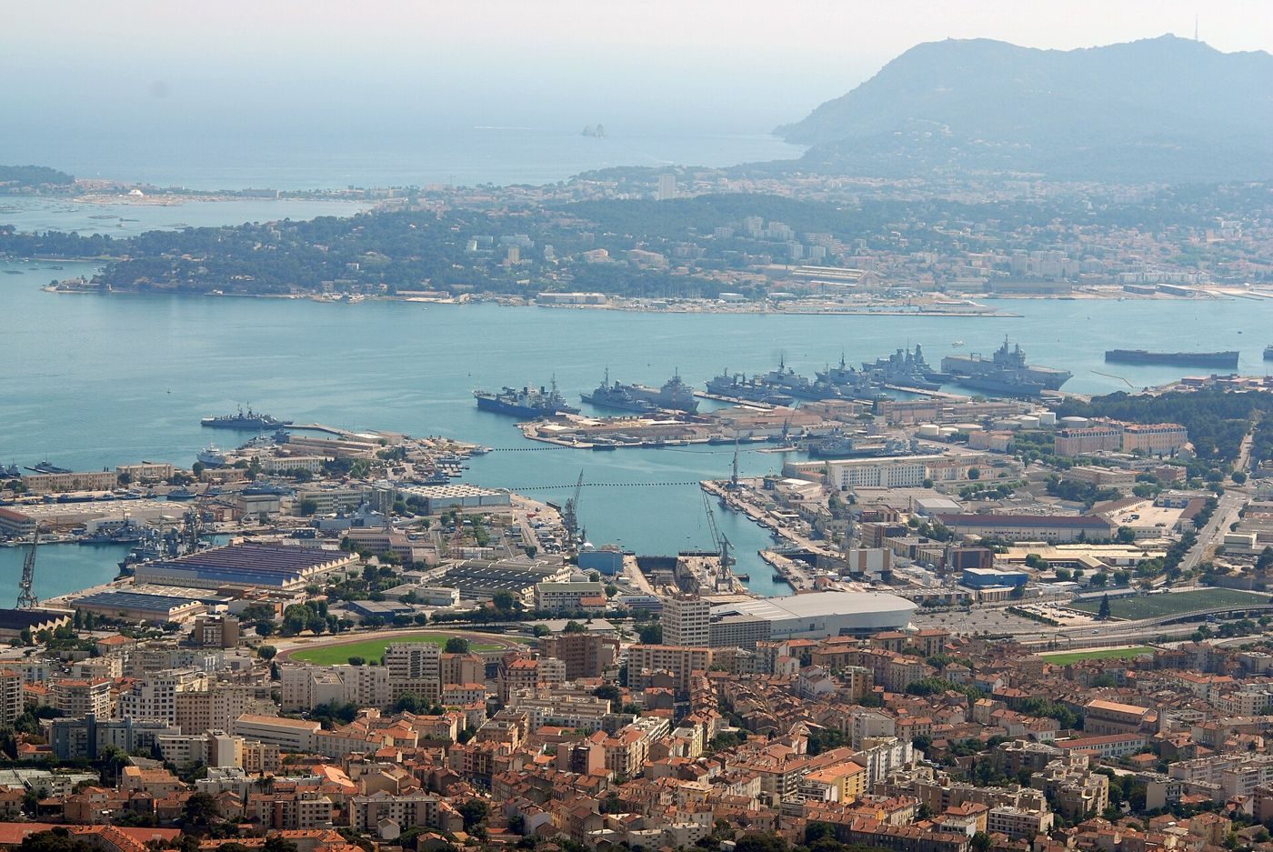 The Toulon naval base seen from Mont Faron, with the military harbour, the submarine basin and warships at the Milhaud quays (2009).