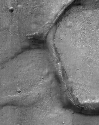 The same trough in HiRISE ESP_013137_2190 (2009)