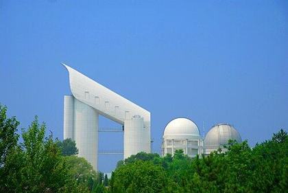 Context: the LAMOST telescope and domes at the Xinglong station of the National Astronomical Observatories, Hebei, August 2008, where Ma Jin photographed the 2011 sphere.