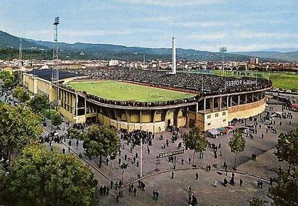 Context: the Stadio Comunale (now Artemio Franchi), Florence, about 1960, packed for a match. On 27 Oct 1954 a crowd of 10,000-15,000 watching Fiorentina v Pistoiese here saw the objects.
