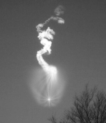 Context, not the 1977 event: a 'medusa', the gas-and-dust trail of a rocket engine lit by the sun in twilight, from Yuliy Platov's own archive. This is the kind of launch effect Platov & Sokolov blame for Petrozavodsk. Date and launch not given.