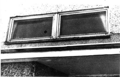 Evidence photo from the 1978 investigation: a round hole about 100 mm across in the outer pane of a window at ul. Murmanskaya 46, entrance 1, Petrozavodsk (fig. 3.6.1 of the window-glass section). The MVD research institute (report of 31 Mar 1978) judged such holes to be mechanical impact damage.