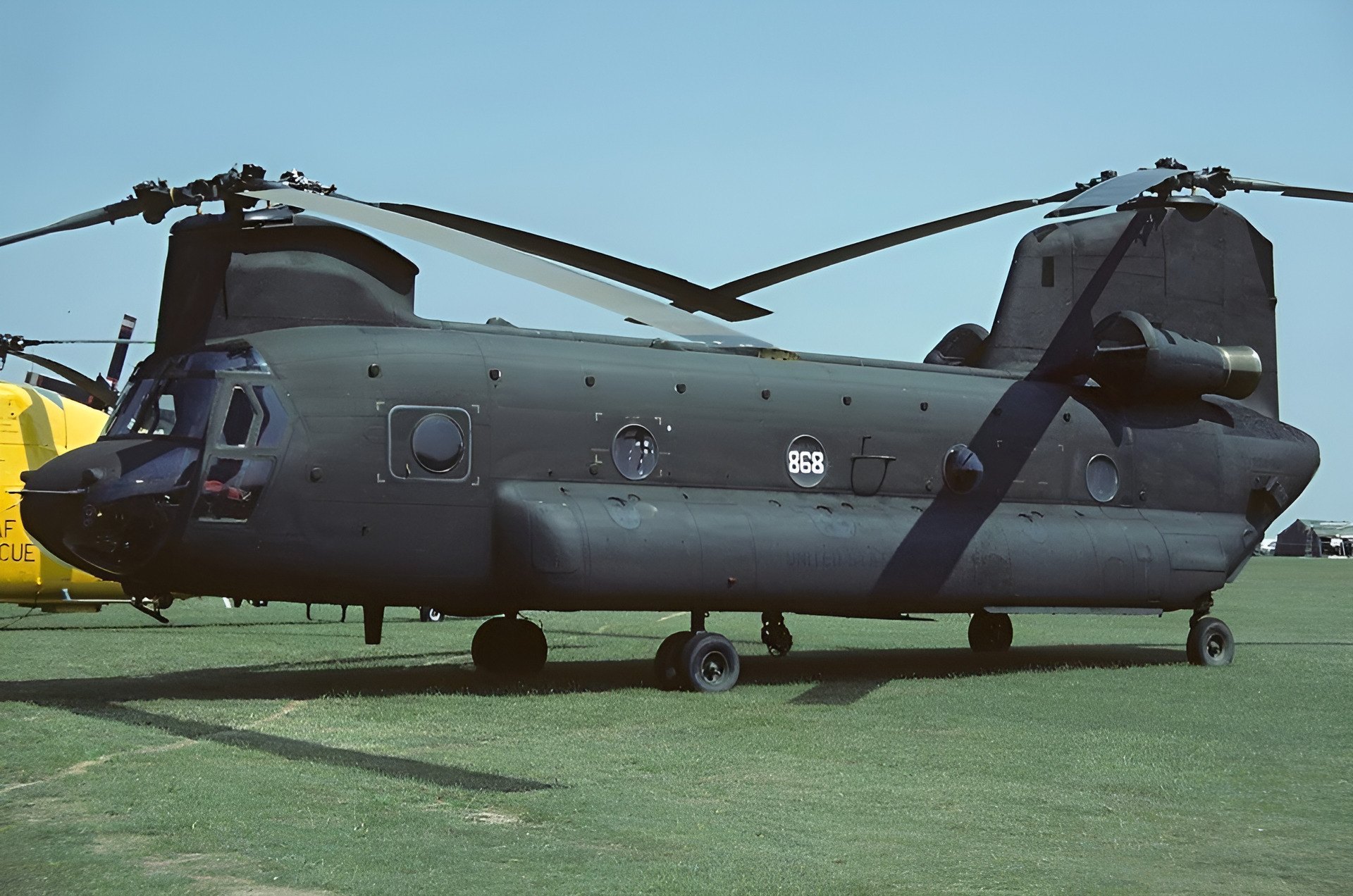 Context photo: a US Army Boeing Vertol CH-47C Chinook (68-15868, 180th Aviation Company) at Middle Wallop, England, on 6 July 1984. It is the helicopter type investigators identified from the witnesses' descriptions; it is not one of the aircraft seen on 29 December 1980.