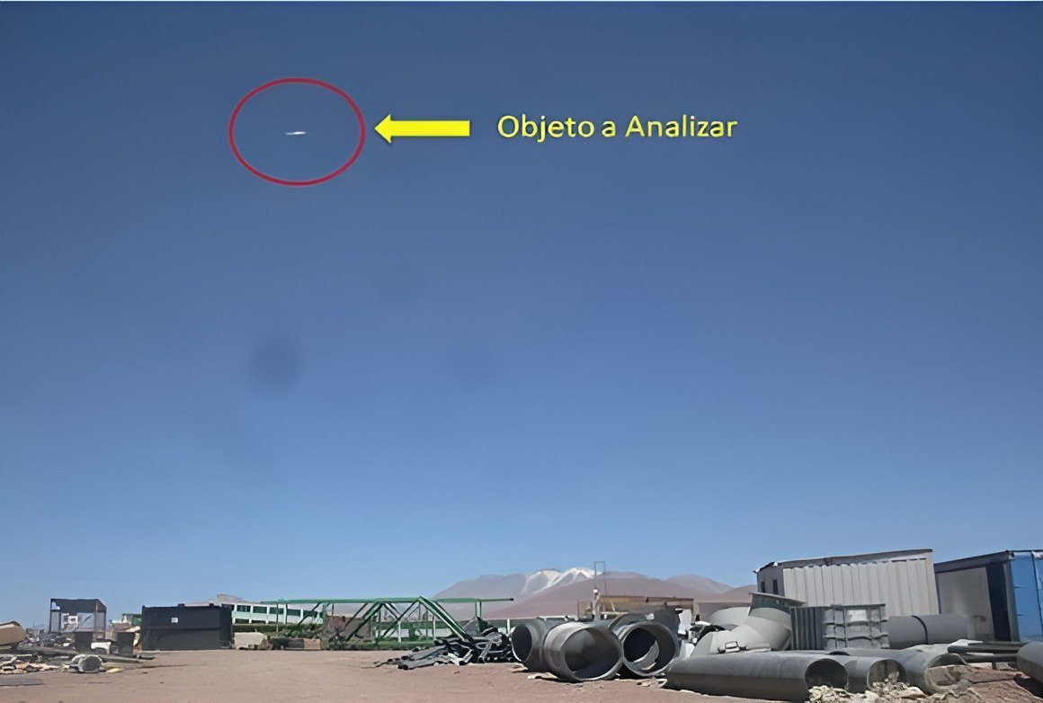 One of the Collahuasi mine photos (Tarapacá, April 2013) released by the CEFAA (DGAC Chile) in July 2014: a small silver object circled in red ("Objeto a analizar") over the mine yard, with the Andes behind. CEFAA presentation slide as republished by BioBioChile.
